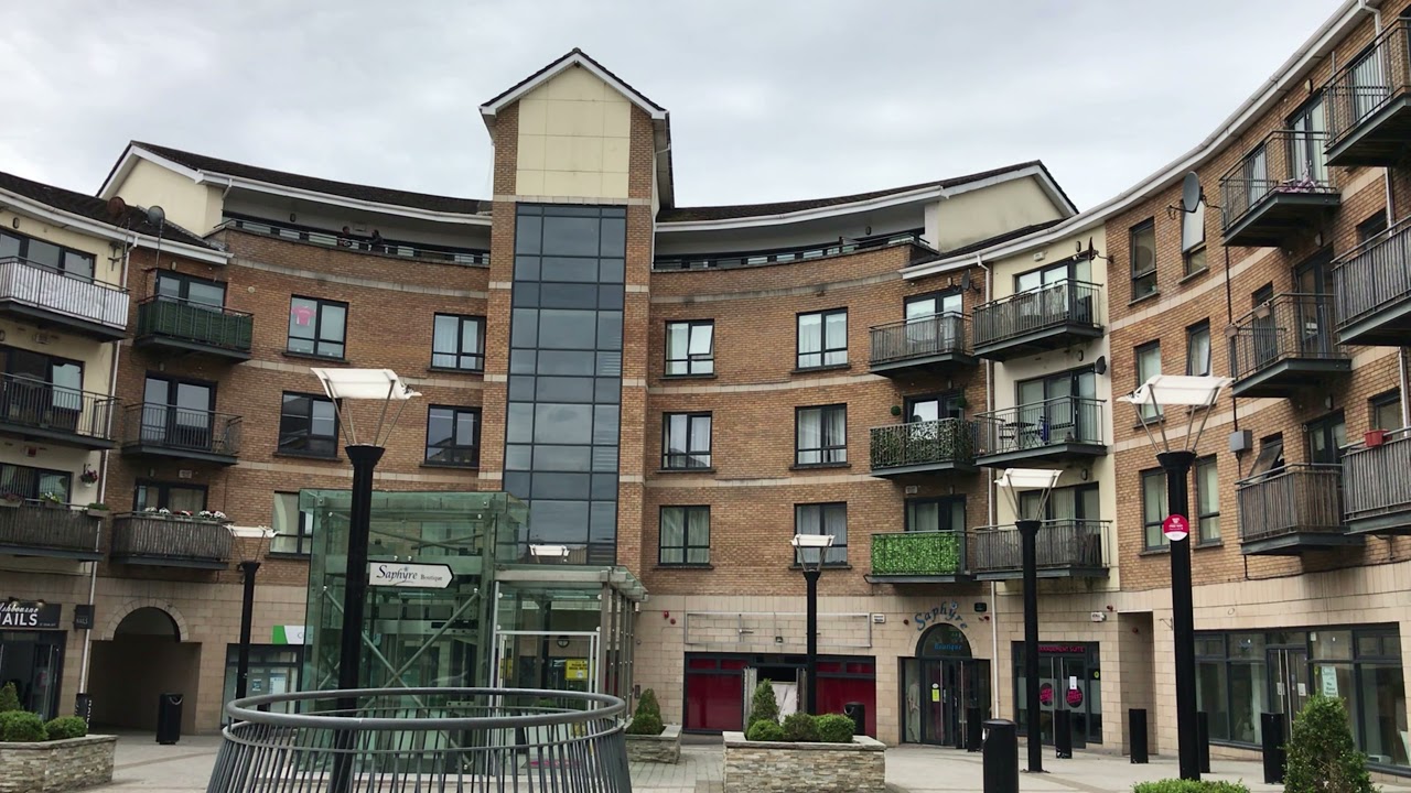 A large apartment building with balconies and Expert Removals.