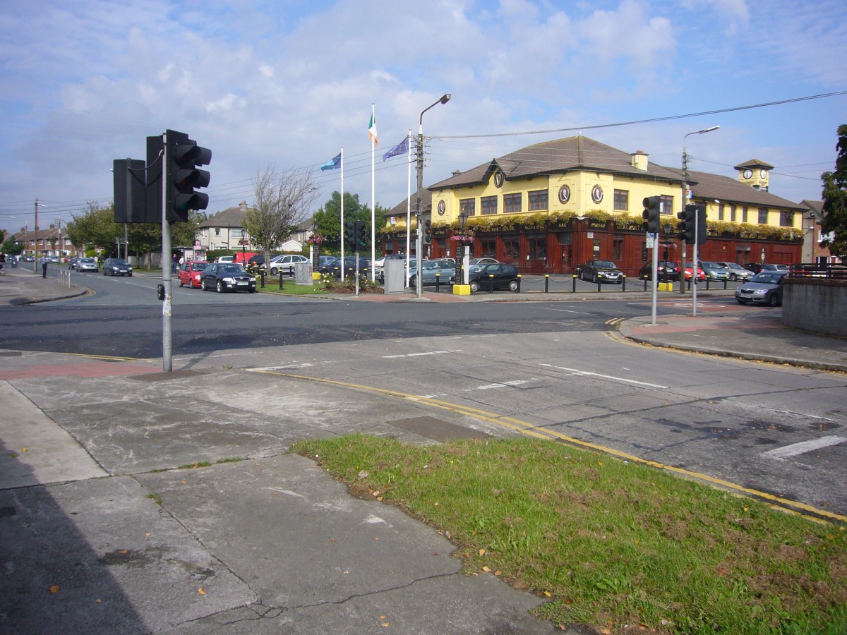 A city street with a traffic light is the perfect setting for Expert Removals.