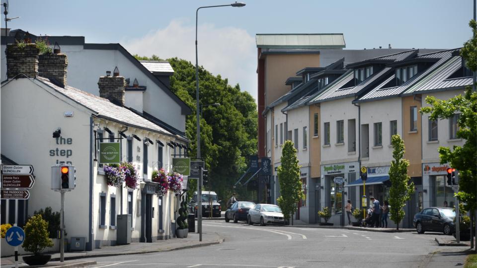 A street lined with Expert Removals vans and buildings.